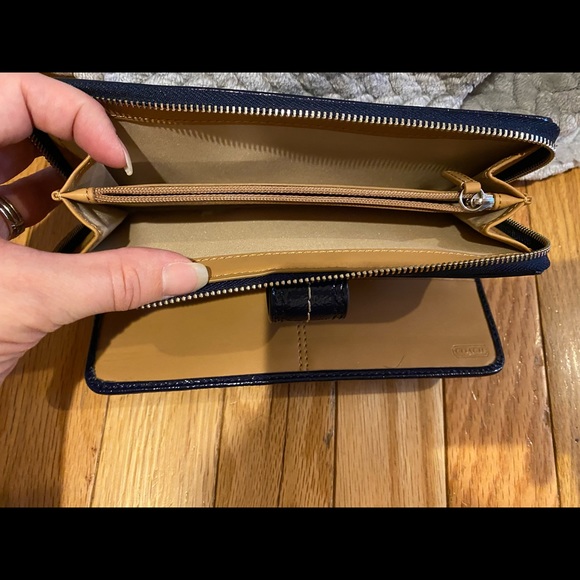 Coach shoulder bag and matching wallet - Picture 9 of 9